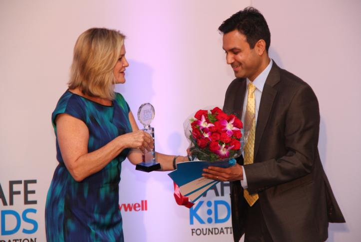 Safe Kids CEO Kate Carr thanks Anant Maheshwari, President, Honeywell India for sponsoring Safe Kids at Home